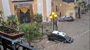 Ischia: una bomba d'acqua ha investito l'isola stamattina, nessuna vittima ma tanti disagi, specie a Forio