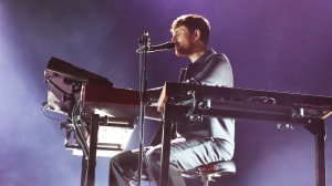 James Blake contro le case discografiche: "Dovrebbero pagare un terapeuta ai loro artisti"