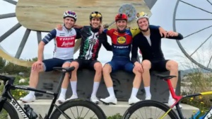 Jannik Sinner: tennis, sci e quella passione per il ciclismo. La sua foto con gli amici diventa virale sui social