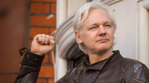 Julian Assange è libero: ha lasciato il carcere di massima sicurezza in Gran Bretagna