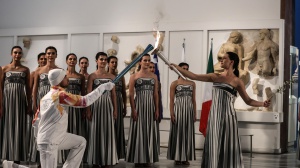 L'Antico rito a Olimpia, accesa la fiamma il conto alla rovescia per Milano Cortina 2026 è iniziato 