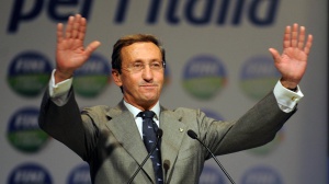 L'ex presidente della Camera Gianfranco Fini condannato a 2 anni e 8 mesi per l'acquisto di una casa a Montecarlo. L'accusa è di riciclaggio