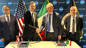L''Italia sulla luna, con il modulo abitativo e con un astronauta, accordo firmato a Washington