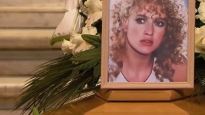 L'ultimo saluto ad Eleonora Giorgi nella chiesa degli Artisti di Roma. Da Verdone a De Sica: tantissimi colleghi presenti