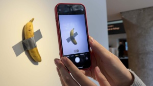 La banana da 6,2 milioni di dollari: l’arte provocatoria di Maurizio Cattelan 