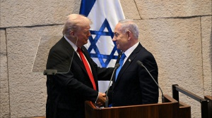 La cerimonia per la pace in Egitto. Ovazione alla Knesset per Donald Trump: è l'alba storica del nuovo Medio Oriente. Netanyahu non va a Sharm el-Sheikh 