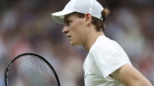 La febbre frena Jannik Sinner, ma niente covid e arriva a Parigi domani 