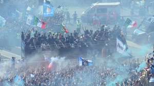 La festa scudetto del Napoli, l'arrivo via mare e il bagno di folla con i tifosi