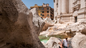 La Fontana di Trevi in manutenzione, ecco una piscina per il tradizionale lancio delle monetine