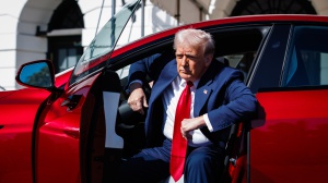 La guerra dei dazi di Trump sulle auto: produttori europei in sofferenza sui mercati. L'Europa prepara risposta proporzionata