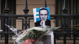 La madre di Alexei Navalny vede il corpo del figlio. "Vogliono seppellirlo in segreto"
