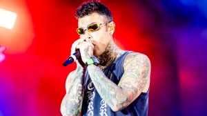 Malore in volo per Fedez, ricoverato a Brindisi e salta l'evento a Gallipoli