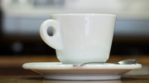 La pausa caffè è sempre più cara, il rito della tazzina al bar sta per diventare un vero e proprio lusso