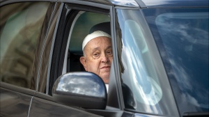 La situazione clinica del Papa resta stabile. Lievi miglioramenti ma il quadro rimane complesso