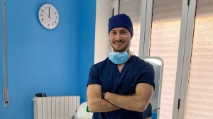 La storia del Dr. Valentini: il medico 25enne che salva la vita ad una donna in volo sull'Oceano