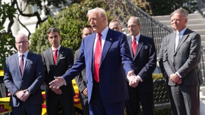 La svolta di Donald Trump: dazi reciproci sospesi per 90 giorni per tutti, tranne la Cina schiacciata dalla tariffa del 125%. Wall Street vola