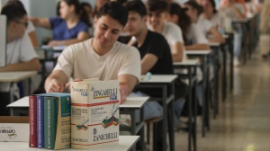 La tregua digitale è realtà in Francia, in 199 licei i cellulari degli studenti verranno sequestrati prima delle lezioni
