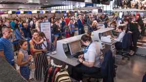 Le associazioni dei Consumatori lanciano l’allarme: l’UE taglia gli indennizzi per i voli aerei
