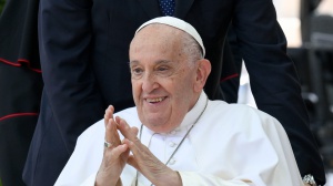 Le condizioni di Papa Francesco sono in lieve miglioramento, così la sala stampa vaticana dopo una settimana di ricovero