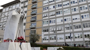 Le condizioni di salute del Papa: "Notte serena, prosegue le terapie e lavora". C'è cauto ottimismo