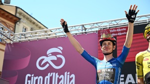LE MANI DI VINGEGAARD SUL GIRO, IL DANESE VINCE ANCHE A PILA