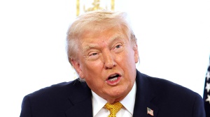 Le trattative per porre fine alla  guerra in Ucraina, Trump incontrerà  Zelensky domenica a Mar-a-Lago