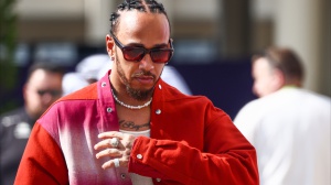 Lewis Hamilton tra presunti flirt e sport estremi: come si rilassa nell'attesa della nuova stagione di F1 in Ferrari