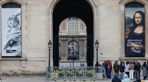 Louvre: gigantesca caccia ai ladri che hanno rubato i gioielli della corona di Francia