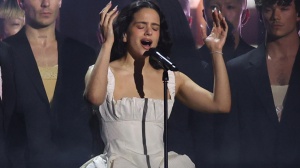 Malore per Rosalia, non termina l'atteso concerto al Forum di Assago, a Milano: "ho un'intossicazione alimentare"