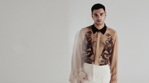 Il debutto di Maninni al Festival di Sanremo con ‘Spettacolare’: «È importante rialzarsi ma è ancora più importante cadere con stile, se impari dove mettere le mani quando cadi non ti fai male»