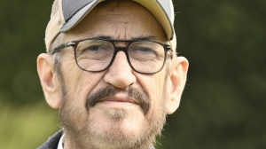 Marco Giallini e la voce rauca: "Colpa del fumo, mi sto curando"