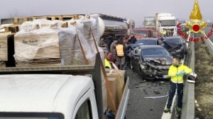 Maxi tamponamenti sull'A1 per la nebbia, 30 mezzi coinvolti e 25 feriti