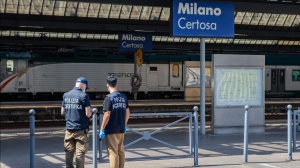 Milano, 22enne ucciso alla stazione Certosa: caccia al gruppo fuggito dopo la rissa