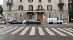 Milano, al volante ubriaco investe una ragazza e la trascina sotto la sua auto