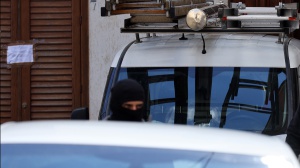 Morto a Roma il ladro raggiunto dagli spari del vigilante, ora indagato per omicidio, durante un furto in appartamento