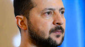 Mosca plaude a Trump dopo scontro con Zelensky, il presidente ucraino vola a Londra