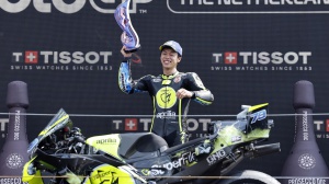 MotoGP, Ai Ogura vince ad Assen, fuori Bezzecchi