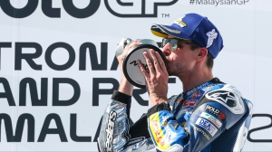 MotoGp, Alex Marquez vince in Malesia, fuori Pecco Bagnaia per una foratura