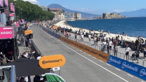 Napoli riabbraccia il Giro d'Italia, tra grande entusiasmo e antiche tradizioni