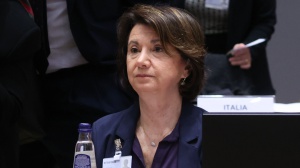Natalità, al convegno i Collettivi impediscono l’intervento della ministra Roccella. Mattarella: “Incivile”