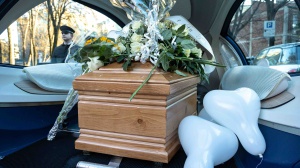 Nessuno vuole pagare il funerale della suocera, in Puglia rissa tra due cognati