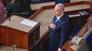 Netanyahu spacca il Congresso, tante le defezioni dem. L'attacco di Bibi ai manifestanti pro Gaza: Utili idioti dell'Iran 