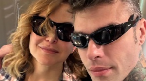 "Non c'è due senza trash": Fedez e Barbara d'Urso insieme sul treno