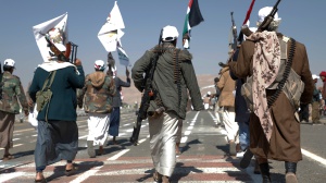 Notte di raid contro i ribelli Houthi dello Yemen: Usa e Gran Bretagna firmano gli attacchi, si teme escalation