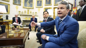 Nuova gaffe dell'amministrazione americana, Hegseth condivide piani militari su una chat privata 