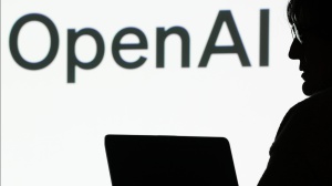 OpenAI, Jony Ive, ex designer di Apple: in arrivo un dispositivo AI senza schermo