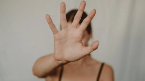 Orrore a Catania, "branco" violenta 13enne nei bagni pubblici. Sei fermi, l'ultimo sospettato è ricercato