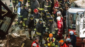 Palazzina di due piani crolla a Roma, forse, per una fuga di gas. Un uomo estratto vivo dalle macerie, ma è grave