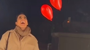 Palloncini rossi e la dedica sul lungomare di Napoli: Elisabetta Gregoraci al settimo cielo
