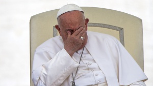 Papa Bergoglio rimproverato in diretta YouTube da uno studente filippino